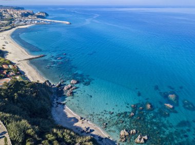 Tropea sahilinin hava manzarası, kristal berrak su ve sahilde ortaya çıkan kayalar. Calabria, İtalya