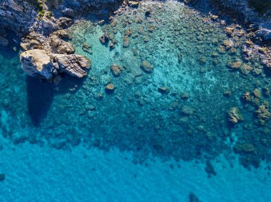 Tropea sahilinin hava manzarası, kristal berrak su ve sahilde ortaya çıkan kayalar. Rock Pizzuta. Calabria, İtalya