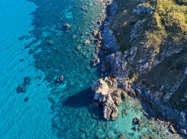 Tropea sahilinin hava manzarası, kristal berrak su ve sahilde ortaya çıkan kayalar. Rock Pizzuta. Calabria, İtalya