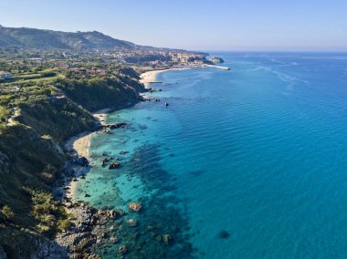 Tropea sahilinin hava manzarası, kristal berrak su ve sahilde ortaya çıkan kayalar. Calabria, İtalya