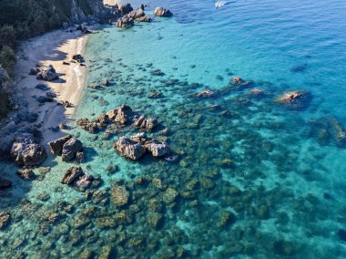Tropea sahilinin hava manzarası, kristal berrak su ve sahilde ortaya çıkan kayalar. Calabria, İtalya