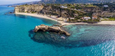 Riaci kayalıklarının havadan görünüşü, Riaci plajı Tropea, Calabria yakınlarında. İtalya
