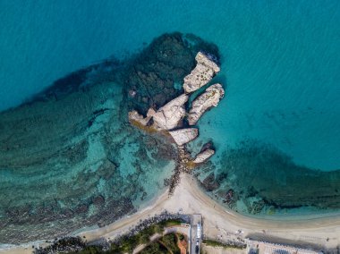 Riaci kayalıklarının havadan görünüşü, Riaci plajı Tropea, Calabria yakınlarında. İtalya