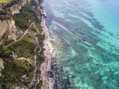 Denize bakan Calabrian kıyılarının havadan görünüşü, Riaci kasabası, Tropea, Calabria, İtalya. Plajlar ve kristal berrak deniz. Burunlar boyunca uzanan yollar sahili takdir etmek için