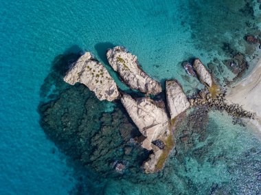 Riaci kayalıklarının havadan görünüşü, Riaci plajı Tropea, Calabria yakınlarında. İtalya