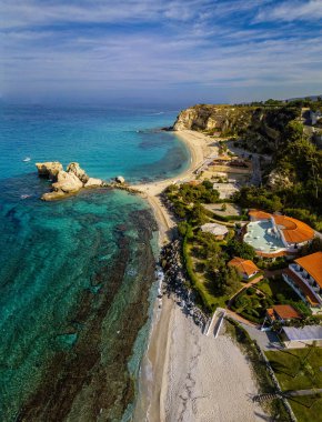 Calabrian sahilinin hava manzarası, kristal berrak deniz ve lüks villalara bakan kayalıklar. Tropea 'nın güneyindeki Riaci bölgesi. Calabria. İtalya