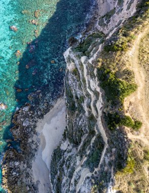 Denize bakan Calabrian kıyılarının havadan görünüşü, Riaci kasabası, Tropea, Calabria, İtalya. Plajlar ve kristal berrak deniz. Burunlar boyunca uzanan yollar sahili takdir etmek için