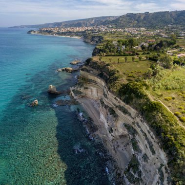 Denize bakan Calabrian kıyılarının havadan görünüşü, Riaci kasabası, Tropea, Calabria, İtalya. Plajlar ve kristal berrak deniz. Burunlar boyunca uzanan yollar sahili takdir etmek için