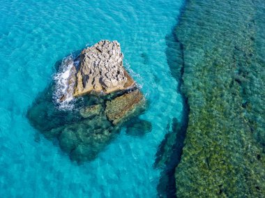Riaci kayalıklarının havadan görünüşü, Riaci plajı Tropea, Calabria yakınlarında. İtalya