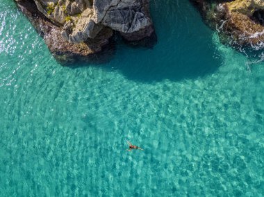 Riaci kayalıklarının havadan görünüşü, Riaci plajı Tropea, Calabria yakınlarında. İtalya. Plajlar ve kristal berrak deniz. Yüzen ve şnorkelle yüzen