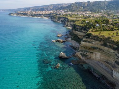 Calabrian sahilinin hava manzarası, kristal berrak deniz ve lüks villalara bakan kayalıklar. Tropea 'nın güneyindeki Riaci bölgesi. Calabria. İtalya