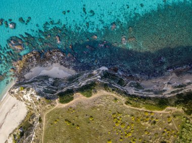 Denize bakan Calabrian kıyılarının havadan görünüşü, Riaci kasabası, Tropea, Calabria, İtalya. Plajlar ve kristal berrak deniz. Burunlar boyunca uzanan yollar sahili takdir etmek için