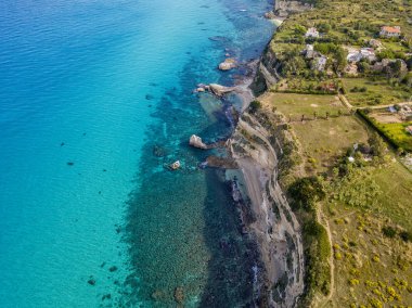 Denize bakan Calabrian kıyılarının havadan görünüşü, Riaci kasabası, Tropea, Calabria, İtalya. Plajlar ve kristal berrak deniz. Burunlar boyunca uzanan yollar sahili takdir etmek için