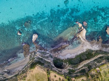 Denize bakan Calabrian kıyılarının havadan görünüşü, Riaci kasabası, Tropea, Calabria, İtalya. Plajlar ve kristal berrak deniz. Burunlar boyunca uzanan yollar sahili takdir etmek için