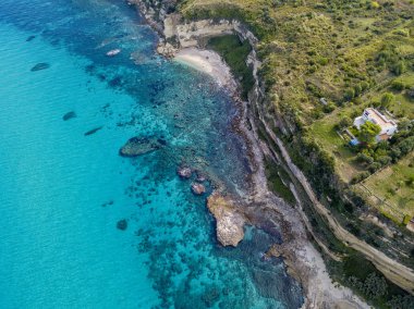 Denize bakan Calabrian kıyılarının havadan görünüşü, Riaci kasabası, Tropea, Calabria, İtalya. Plajlar ve kristal berrak deniz. Burunlar boyunca uzanan yollar sahili takdir etmek için