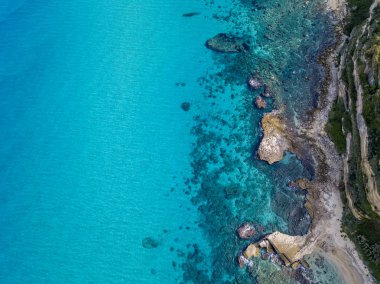 Denize bakan Calabrian kıyılarının havadan görünüşü, Riaci kasabası, Tropea, Calabria, İtalya. Plajlar ve kristal berrak deniz. Burunlar boyunca uzanan yollar sahili takdir etmek için