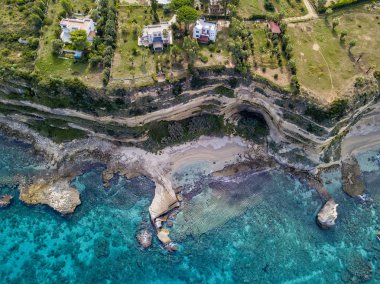 Calabrian sahilinin hava manzarası, kristal berrak deniz ve lüks villalara bakan kayalıklar. Tropea 'nın güneyindeki Riaci bölgesi. Calabria. İtalya