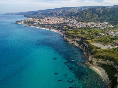 Calabrian sahilinin hava manzarası, kristal berrak deniz ve lüks villalara bakan kayalıklar. Tropea 'nın güneyindeki Riaci bölgesi. Calabria. İtalya