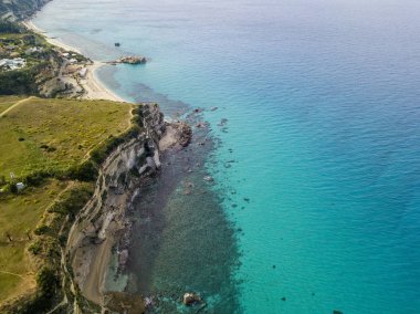 Denize bakan Calabrian kıyılarının havadan görünüşü, Riaci kasabası, Tropea, Calabria, İtalya. Plajlar ve kristal berrak deniz. Burunlar boyunca uzanan yollar sahili takdir etmek için