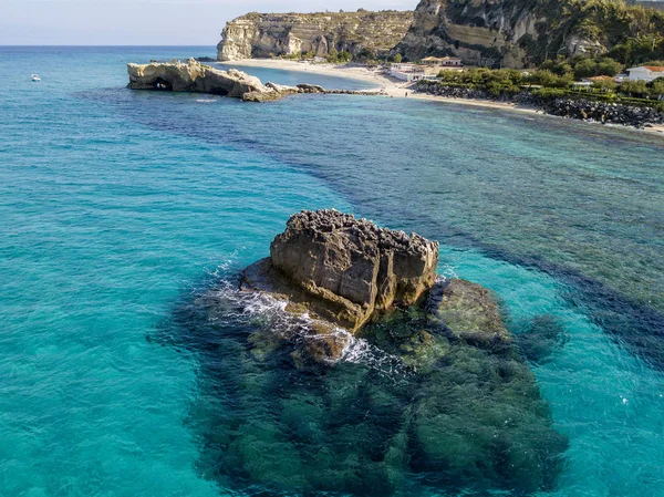 Riaci kayalıklarının havadan görünüşü, Riaci plajı Tropea, Calabria yakınlarında. İtalya