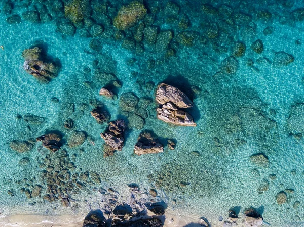 해변의 해변에 나타나는 바위들 이탈리아 칼라브리아 수영하는 사람들 떠다니는 목욕을 — 스톡 사진
