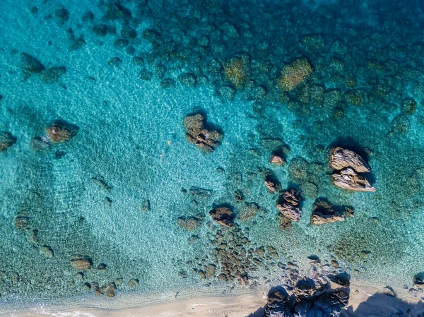 ビーチに現れるトロピービーチ クリスタルクリア水と岩の空中ビュー イタリアのカラブリア州 お風呂水の上に浮かんでいます カラブリアの海岸線 — ストック写真