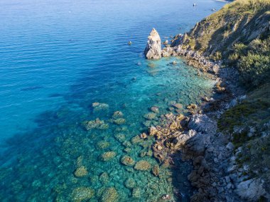 Tropea sahilinin hava manzarası, kristal berrak su ve sahilde ortaya çıkan kayalar. Rock Pizzuta. Calabria, İtalya. Michelino Sahili