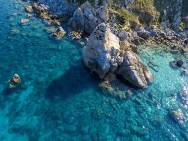 Tropea sahilinin hava manzarası, kristal berrak su ve sahilde ortaya çıkan kayalar. Rock Pizzuta. Calabria, İtalya. Michelino Sahili
