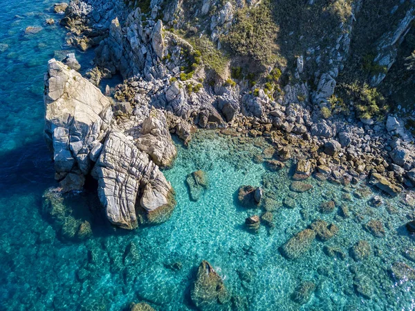 Tropea sahilinin hava manzarası, kristal berrak su ve sahilde ortaya çıkan kayalar. Rock Pizzuta. Calabria, İtalya. Michelino Sahili