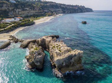 Riaci kayalıklarının havadan görünüşü, Riaci plajı Tropea, Calabria yakınlarında. İtalya. Şeffaf deniz ve vahşi sahil. 
