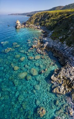Tropea sahilinin hava manzarası, kristal berrak su ve sahilde ortaya çıkan kayalar. Rock Pizzuta. Calabria, İtalya