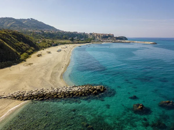 해변의 해변에 나타나는 바위들 이탈리아 칼라브리아 수영하는 사람들 떠다니는 목욕을 — 스톡 사진
