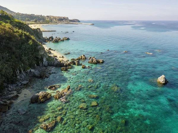 Vista Aérea Praia Tropea Águas Cristalinas Rochas Que Aparecem Praia — Fotografia de Stock