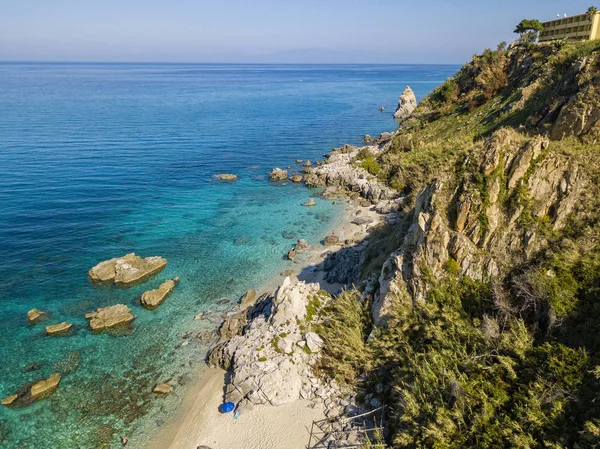 Vista Aérea Praia Tropea Águas Cristalinas Rochas Que Aparecem Praia — Fotografia de Stock