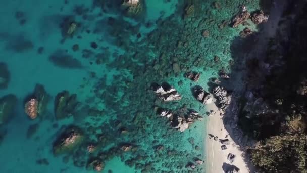 Vista Aérea Playa Tropea Aguas Cristalinas Rocas Que Aparecen Playa — Vídeo de stock