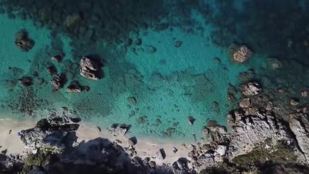 Flygfoto Över Tropea Stranden Kristallklart Vatten Och Klippor Som Visas — Stockvideo