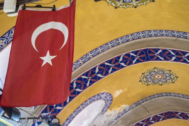 İstanbul: Grand Bazaar 'daki Türk bayrağı ve tavan süslemeleri, 61 kapalı caddesi ve 4 binden fazla mağazası olan dünyanın en büyük ve en eski kapalı pazarlarından biri olan şehir merkezi.