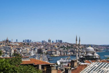 İstanbul, Türkiye, Ortadoğu: Çarşı Bölgesi 'nden görülen çatıları, camileri, minareleri ve İstanbul Boğazı ile kentin ufuk çizgisinin nefes kesici ve panoramik manzarası 