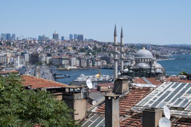 İstanbul, Türkiye, Ortadoğu: Çarşı Bölgesi 'nden görülen çatıları, camileri, minareleri ve İstanbul Boğazı ile kentin ufuk çizgisinin nefes kesici ve panoramik manzarası 