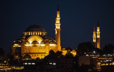 İstanbul, Türkiye, Ortadoğu: Aydınlatılmış Süleyman Camii, Görkemli Süleyman tarafından yaptırılan ve Mimar Sinan tarafından tasarlanan Osmanlı İmparatorluk Camii manzaralı gece silueti