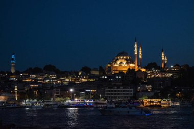 İstanbul, Türkiye, Ortadoğu: Altın Boynuz manzaralı gece silueti ve Muhteşem Süleyman tarafından yaptırılan aydınlatılmış Süleyman Camii, Osmanlı İmparatorluk Camii. 