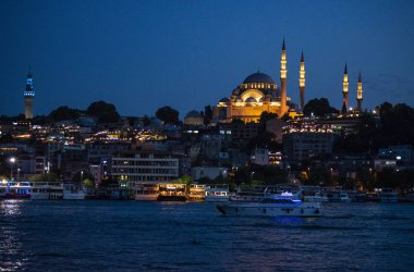 İstanbul, Türkiye, Ortadoğu: Altın Boynuz manzaralı gece silueti ve Muhteşem Süleyman tarafından yaptırılan aydınlatılmış Süleyman Camii, Osmanlı İmparatorluk Camii. 