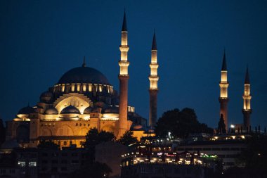 İstanbul, Türkiye, Ortadoğu: Aydınlatılmış Süleyman Camii, Görkemli Süleyman tarafından yaptırılan ve Mimar Sinan tarafından tasarlanan Osmanlı İmparatorluk Camii manzaralı gece silueti