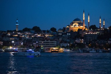 İstanbul, Türkiye, Ortadoğu: Altın Boynuz manzaralı gece silueti ve Muhteşem Süleyman tarafından yaptırılan aydınlatılmış Süleyman Camii, Osmanlı İmparatorluk Camii. 