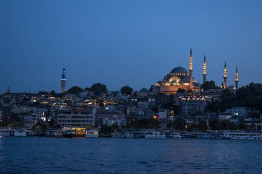 İstanbul, Türkiye, Ortadoğu: Altın Boynuz manzaralı gece silueti ve Muhteşem Süleyman tarafından yaptırılan aydınlatılmış Süleyman Camii, Osmanlı İmparatorluk Camii. 
