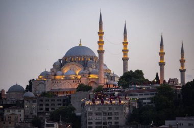 İstanbul, Türkiye, Ortadoğu: Aydınlatılmış Süleyman Camii, Görkemli Süleyman tarafından yaptırılan ve Mimar Sinan tarafından tasarlanan Osmanlı İmparatorluk Camii manzaralı şehrin gün batımı ve ufuk çizgisi