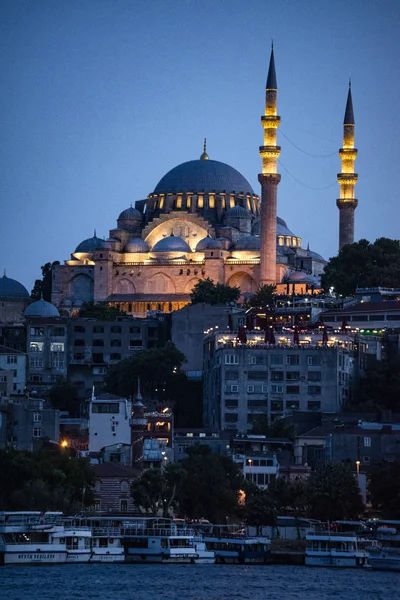 Κωνσταντινούπολη Τουρκία Μέση Ανατολή Νυχτερινός Ορίζοντας Της Πόλης Θέα Πλοία — Φωτογραφία Αρχείου