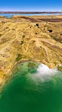 Türkiye 'nin Adiyaman ilinin güneyindeki Lokman ilinin kırsal ve tarımsal alanlarının hava manzarası. Fırat nehri üzerindeki körfezler Atatürk barajı tarafından oluşturuldu. Çöl toprakları