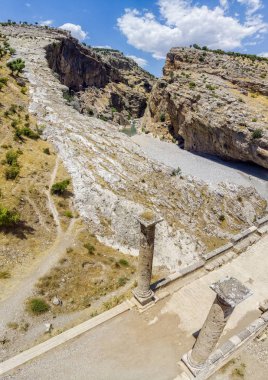 Severan Köprüsü 'nün havadan görünüşü, Nemrut Dagi ve Adiyaman yakınlarındaki bir Roma köprüsü. Roma İmparatoru Lucius Septimius Severus 'un kadim sütunlarıyla çevrili yol.