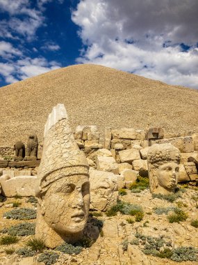 Nemrut Dagi zirvesi yakınlarındaki bazı heykellerin panoramik görüntüsü. Commagene Kralı I. Antiochus Nemrut Dağı 'nın zirvesine devasa heykellerle çevrili bir mezar tapınağı inşa etti. Türkiye